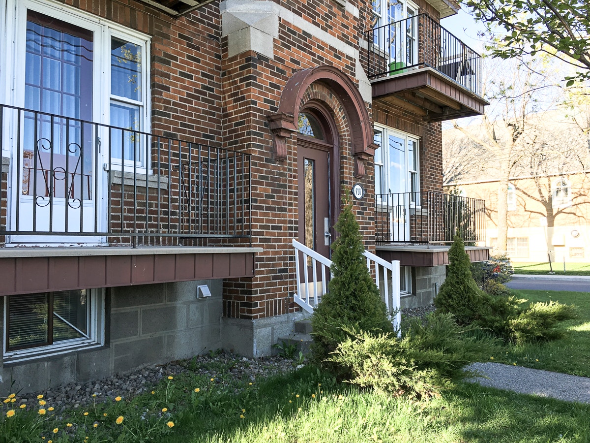 Newly Renovated 2 1/2 in a Great Location - Reduced Price — photo 2