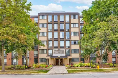 Large, like new 3-bedroom condo. Great location, 5 min walk to the Pickering town center and the Go...