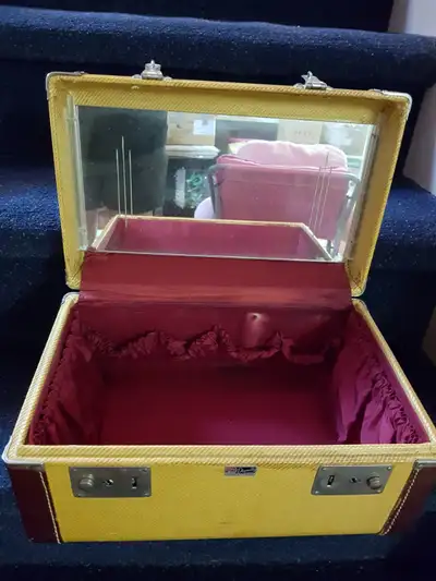 Vintage train case with mirror - 1940's or 50's., View more