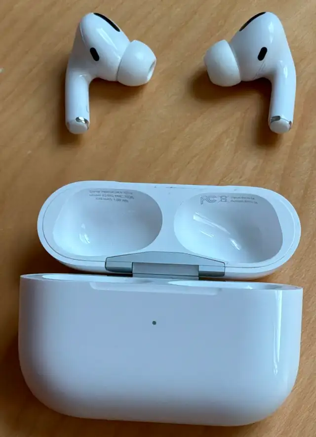 AirPods Pro 1589178716795054081