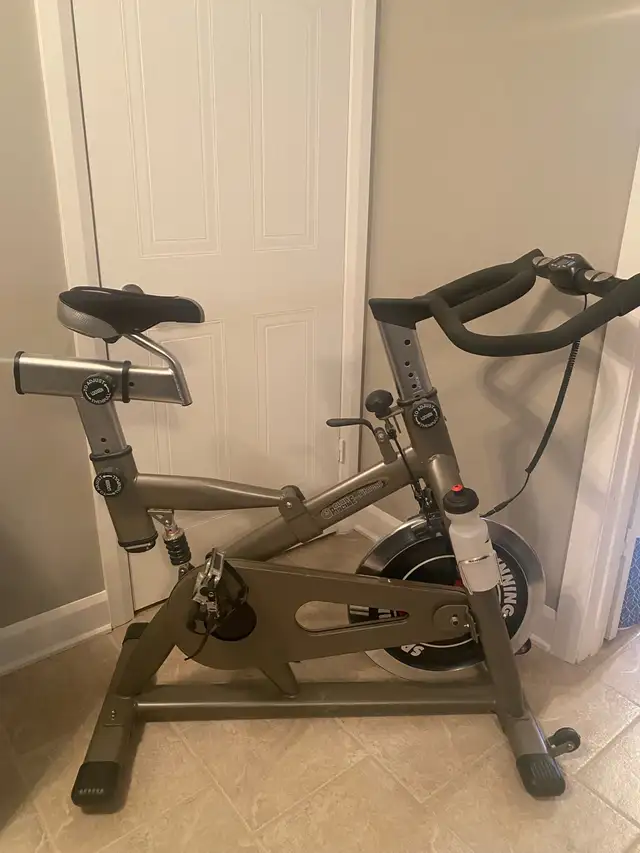 vélo stationnaire  in Exercise Equipment in Longueuil / South Shore - Image 3