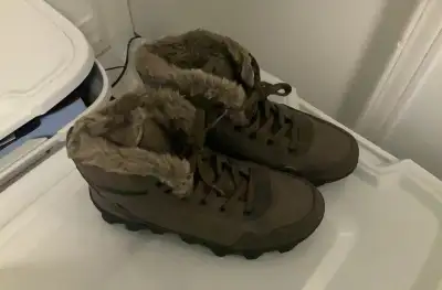 Winter boots, worn once, View more