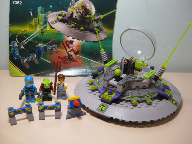 Lego Space Alien Conquest UFO Abduction set (complete w manual) in Toys & Games in Ottawa