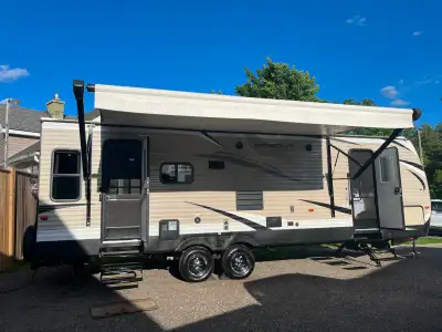 2018 HIDEOUT BY KEYSTONE -MODEL 26RLS -- SLEEPS 4 -- NICE COUPLES + COMPANY TRAILER -- FRONT BEDROOM...