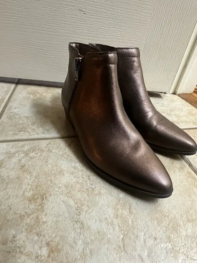 UGG Women’s Winter Boots,shoes,Ankle Bootie &Flats in Women's - Shoes in Mississauga / Peel Region - Image 5