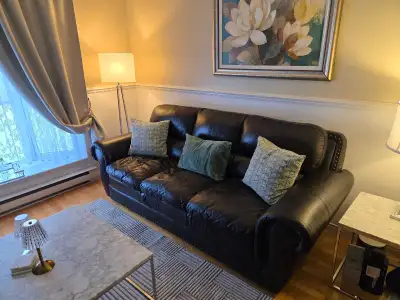 This used leather sofa set includes a three-seater sofa and a two-seater loveseat, both in a rich, d...