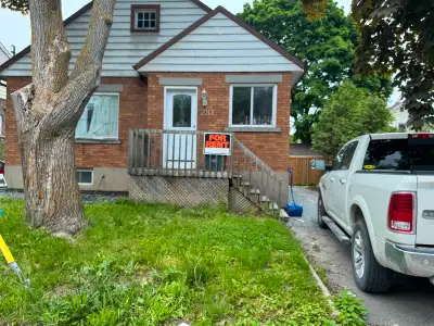 Clean, quiet home for rent near campus for Queen’s Students. Located on Collingwood St, 10 minutes w...