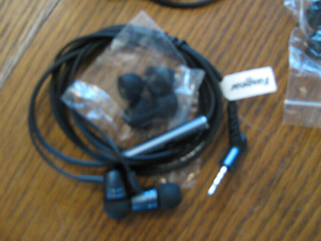 2  FASEGEAR HEADPHONES in Headphones in Norfolk County - Image 2