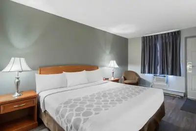 Furnished hotel rooms - Single occupancy only All utilities included. ( power, energy, water, cable,...