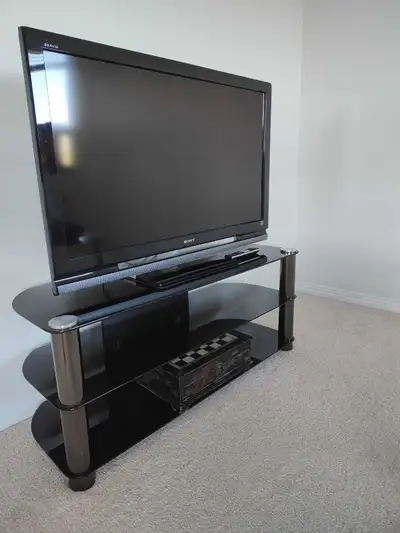 As you see in the picture. Good condition, no scratches. Is you see the Ad posted it's available.