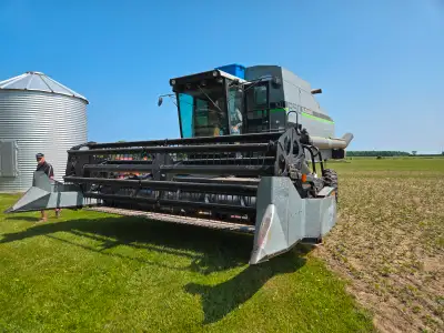 1989 Gleaner R50 Combine. Always shedded 190 hp engine 4wd. 175 bus grain bin New unloading auger. N...