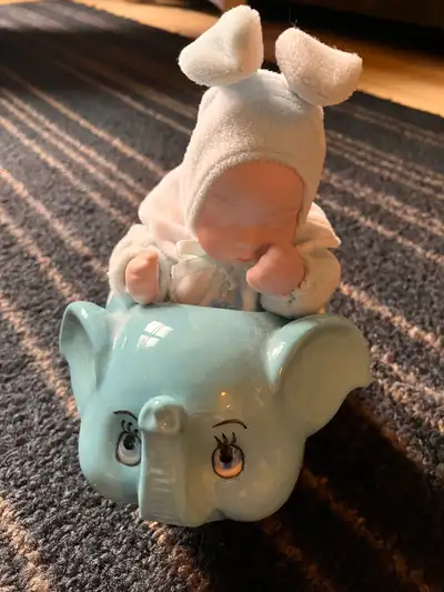 Bébé et éléphant musical / Musical elephant with baby, View more