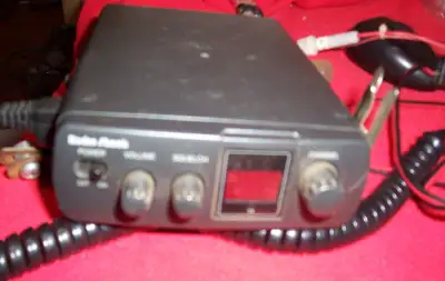 VINTAGE RADIO SHACK MOBILE IN VEHICLE CB RADIO WITH MOUNTING BRACKETS AND MICROPHONE AND CORD WITH P...