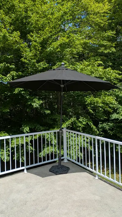 Parasol noir de 9 pieds de diamètre., View more