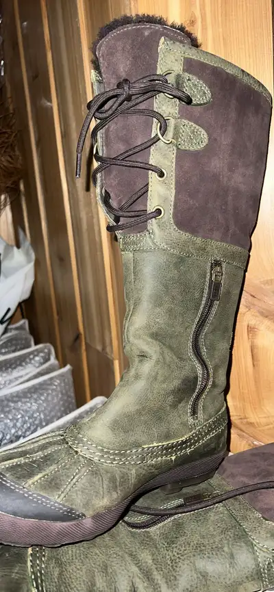 Découvrez ces bottes UGG pour femmes de taille 6, offrant style et confort pour toutes vos aventures...