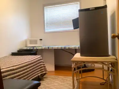 COMMUTERS ONLY. Quiet, clean home (with no children or pets) right at Hwy 401 and Liverpool Rd in Pi...