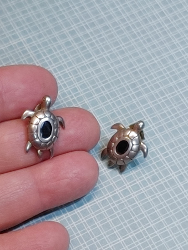 925 Sterling Silver Small Turtle 20MM Earrings Stud Gemstone in Jewellery & Watches in Brockville - Image 2
