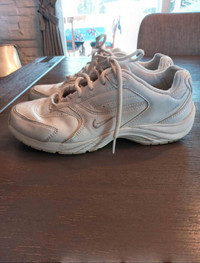 Chaussures sports nike blanc pour femme ,grandeur 8.5