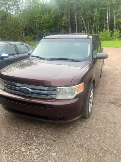 2010 ford flex has 321km Still runs, engin lite is on no idea what it needs for safety. Needs altern...
