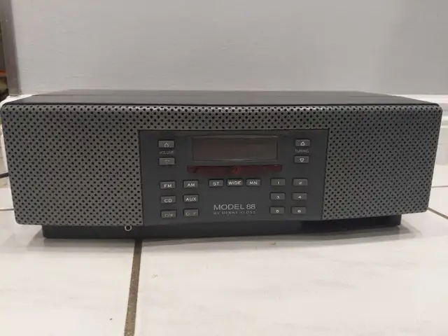 Model 88 table top radio by Henry Kloss in excellent condition -