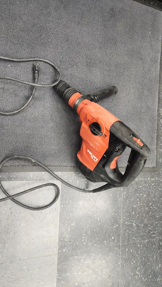 hilti te 60 avr hammer drill chissell /bit good condition 650 $$ in Power Tools in Edmonton - Image 2