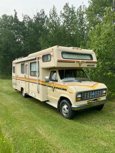 -27 feet long, sleeps 6 -118 864 km -new reman 460 eng @ 115 560 km -4 KW Onan on board generator -a...