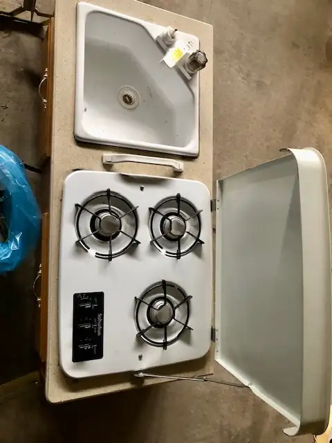 RV & Campers Gas Cooktop with cover, sink, and storage in RV & Camper Parts & Accessories in Edmonton - Image 2