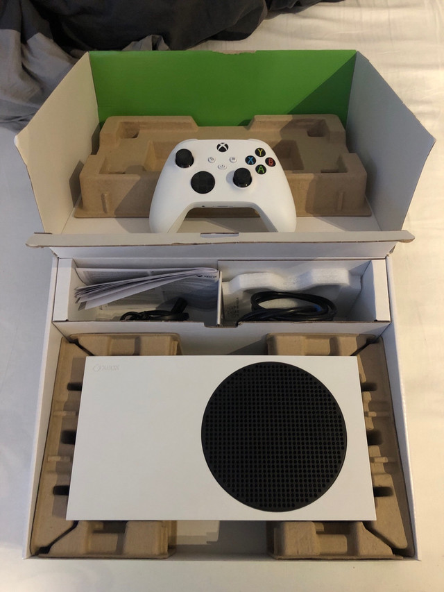 Xbox Series S [512gb] + XBS Controller + HDMI + Power in Xbox Series X & S in Bedford