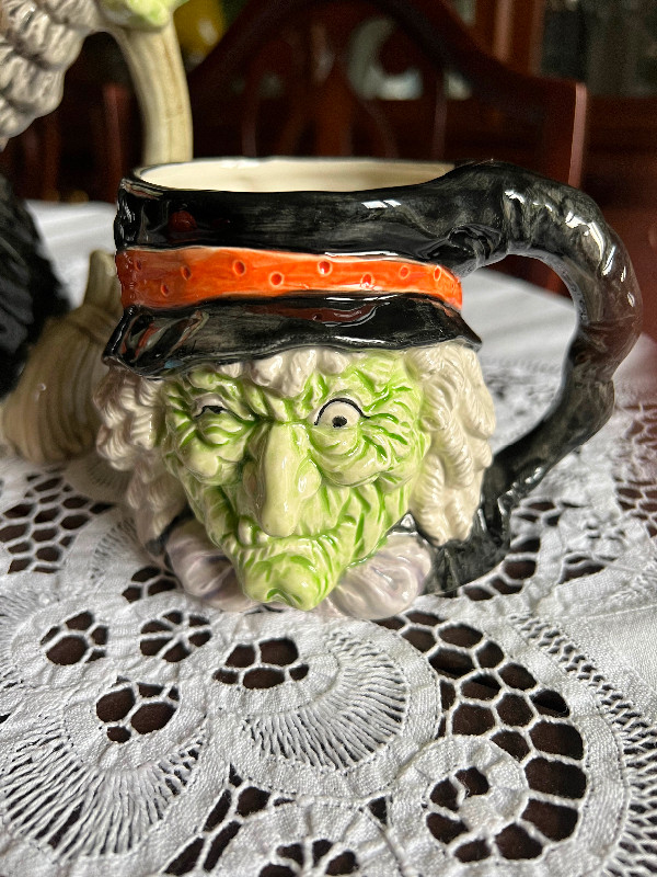 HALLOWEEN TEA SET. VINTAGE OMNIBUS. Vibrant witch. Mint. in Kitchen & Dining Wares in Sudbury - Image 4