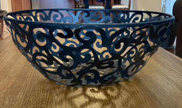 Metal Fruit Bowl in Home Décor & Accents in Barrie - Image 2