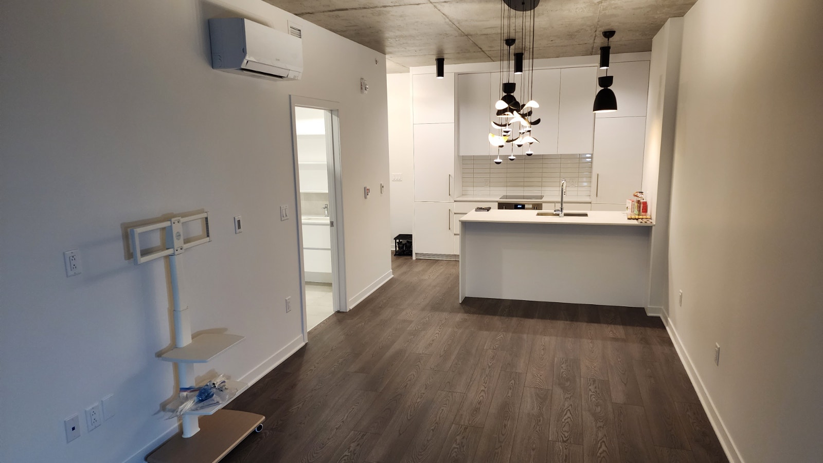 Superb 3 ½ condo, steps away from L'Assomption metro station — photo 1