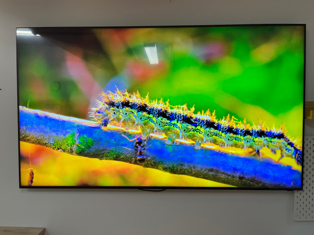 Samsung TV 82” QLED Smart TV in TVs in City of Toronto