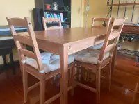 IKEA table and 4 chairs / table IKEA et 4 chaises
