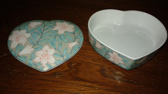 Heart-Shaped Trinkets Dish&Lid by Serenade made in Otagari Japan in Arts & Collectibles in Oshawa / Durham Region - Image 2