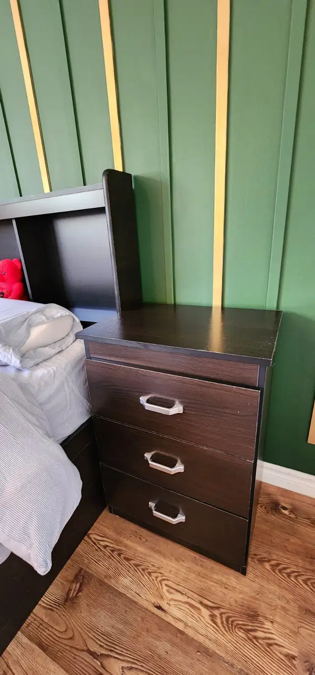 Moving Sale! Queen Bedroom Set – 6 Pieces – First come basis !62864745059971122