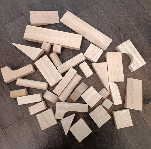40+ Vintage Solid Wood Building Blocks Mixed Shapes in Toys & Games in Markham / York Region - Image 2