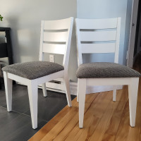 2 chaises blanches propres, en bonne conditions et confortables