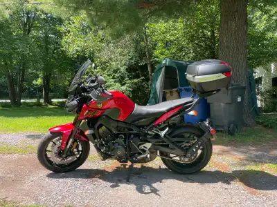 Je vends ma Yamaha FZ-09, une moto nerveuse et agile idéale pour les amateurs de sensations fortes!...