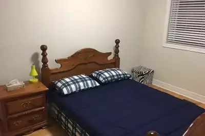 A bright and charming room (Queen size bed, closet, table, chair) with big windows (all afternoon su...