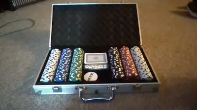Set of 300 poker chips in aluminum case in good condition.