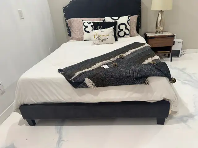 Lit double in Beds & Mattresses in Laval / North Shore - Image 7