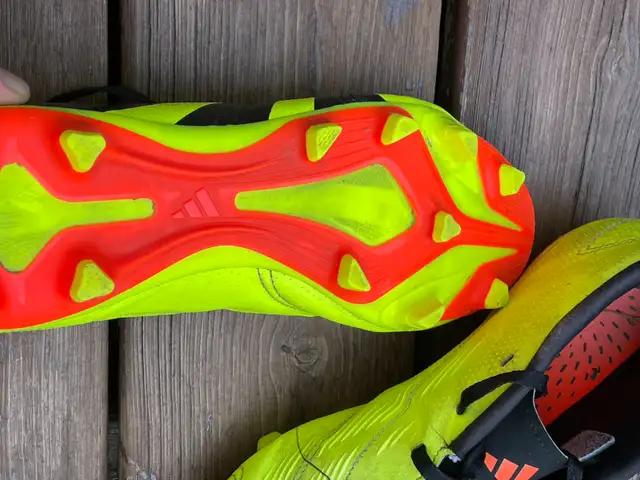 Adidas Predator soccer cleats US size 8.5 (adult) in Soccer in City of Toronto - Image 5