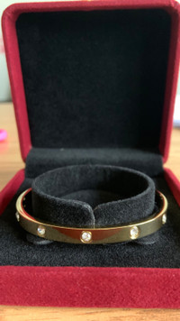 Brand new bracelet with box - accessories 