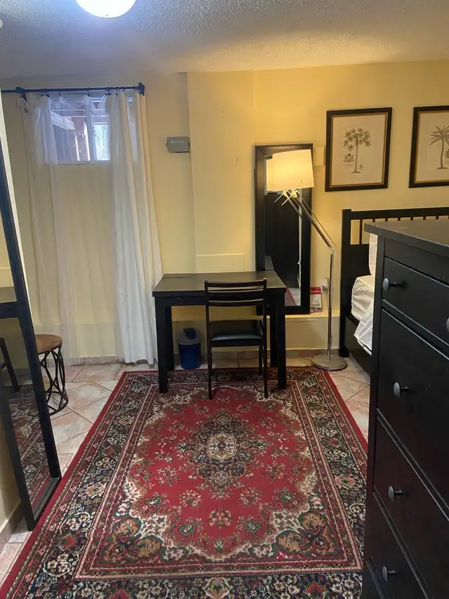 room for rent in Toronto / Annex