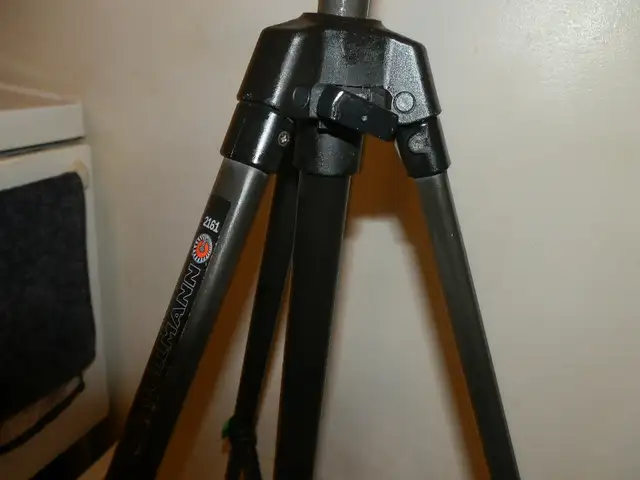 VINTAGE CULLMANN 2161 ADJUSTABLE TRIPOD, WEST GERMANY  EXCELLEN in Arts & Collectibles in City of Halifax - Image 7