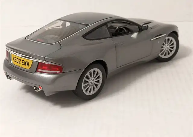 BEANSTALK 1/18 ASTON MARTIN V12 VANQUISH 007 // autoart kyosho in Arts & Collectibles in Oakville / Halton Region - Image 5