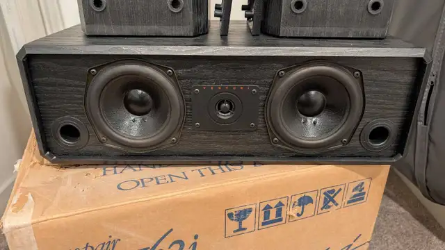 Speakers V52 and centre speaker V52CLR in Speakers in Calgary - Image 4