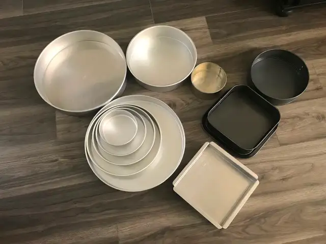 CAKE PANS  ASSORTED in Kitchen & Dining Wares in Calgary - Image 2