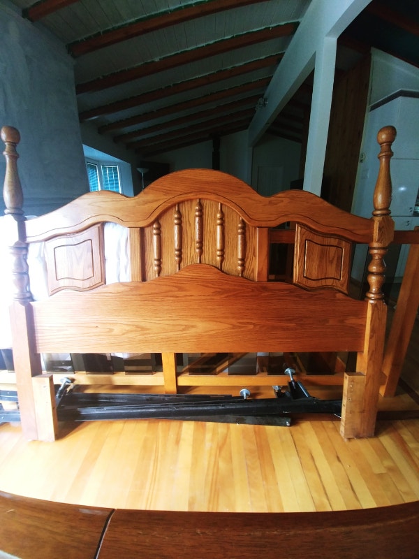 Tête de lit en chêne pour lit double ou Queen. Lits et matelas