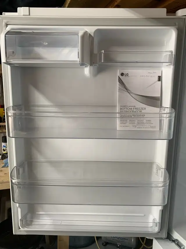 Classic White Fridge, bottom Freezer in Refrigerators in Oakville / Halton Region - Image 3
